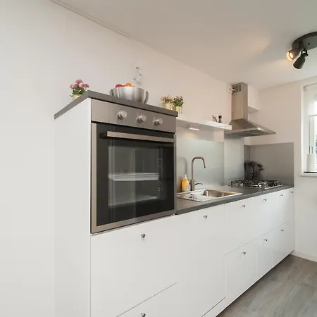 Vakantiehuis Nice House With Large Garden In And Near The Sea